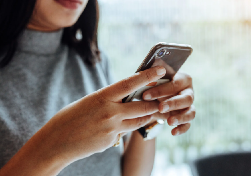 prise de rendez-vous une femme au téléphone