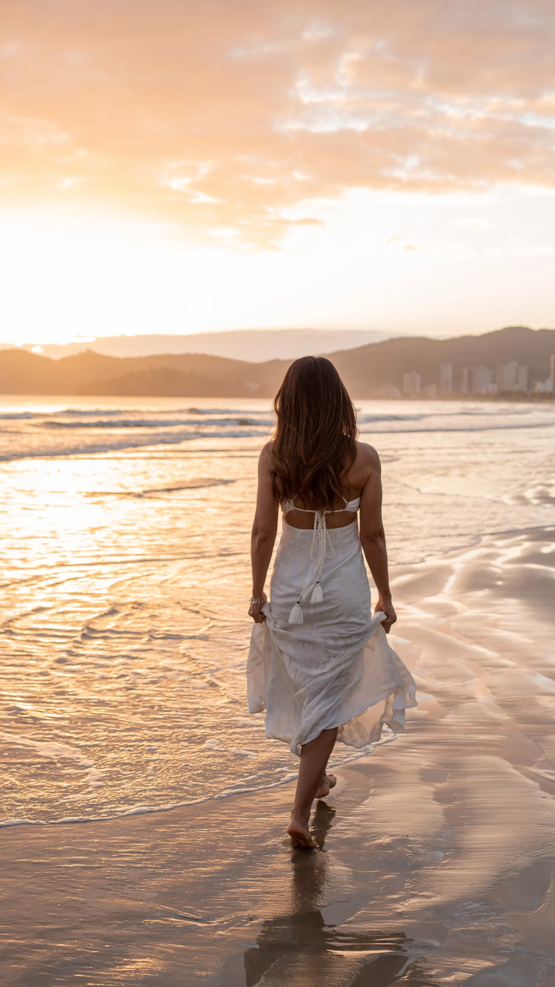 une femme qui marche au bord de la mer