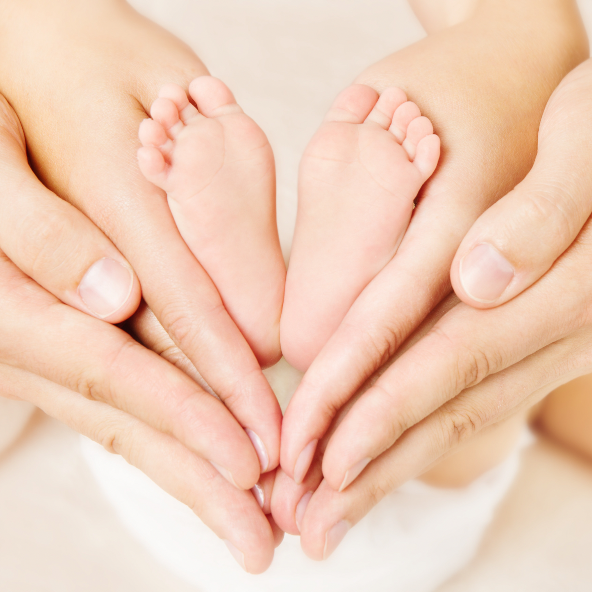 Mains de parents et d'un enfant