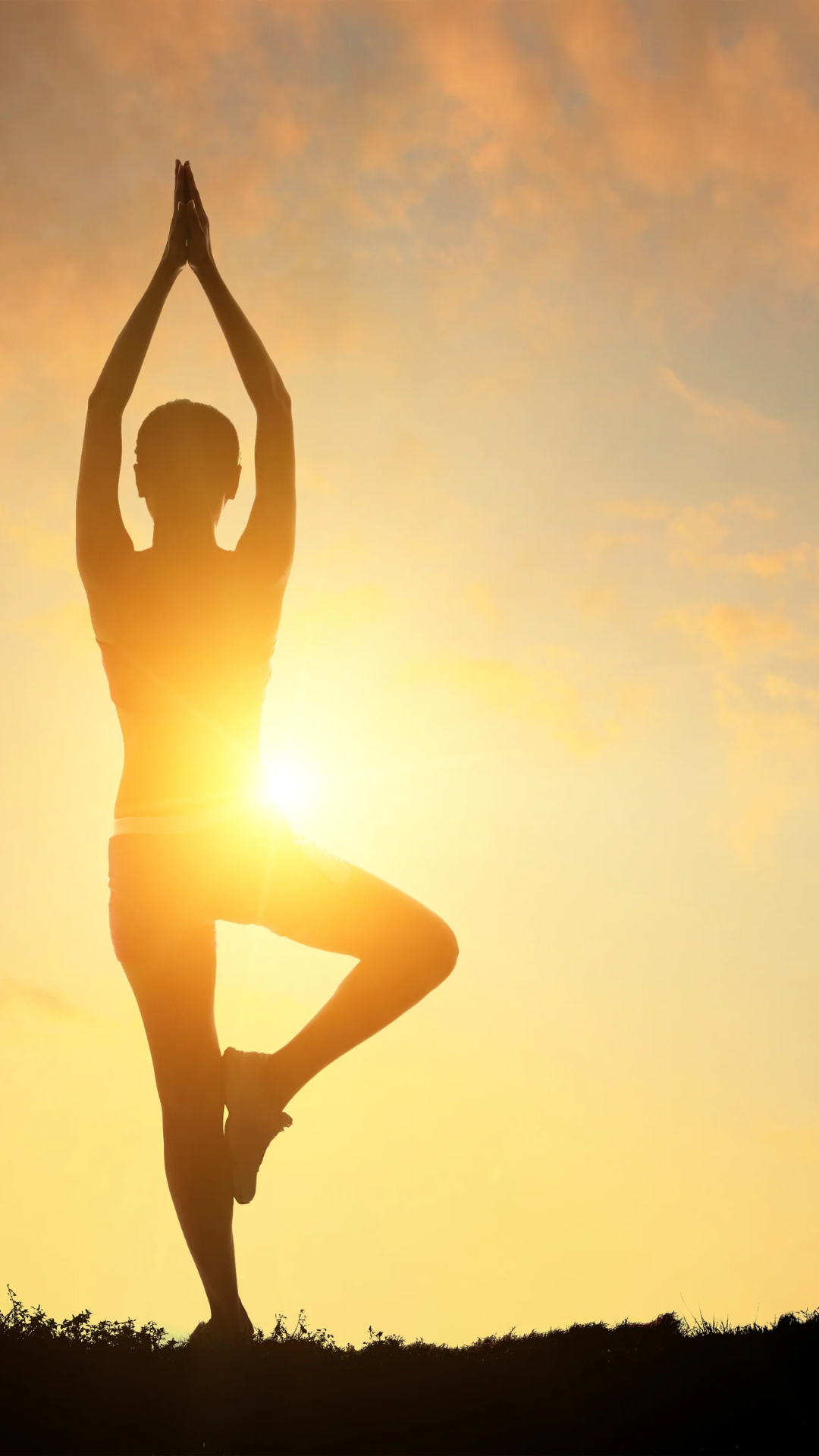 une femme sur la plage et heureuse